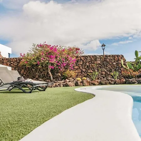 Вилла Puerto Del Carmen Sleeps 6 Air Con Wifi Пуэрто дель Кармен