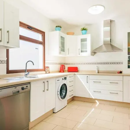 Villa Puerto Del Carmen Sleeps 6 Air Con Wifi