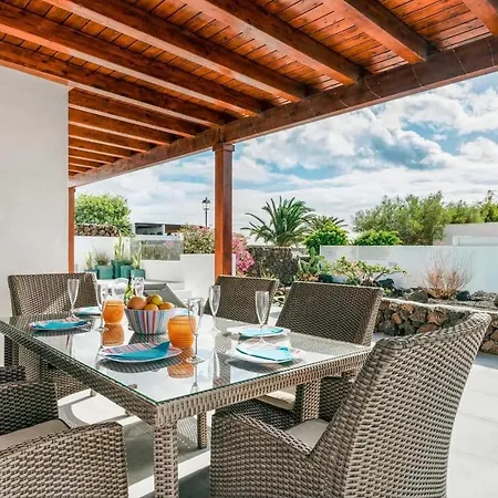 Puerto Del Carmen Sleeps 6 Air Con Wifi