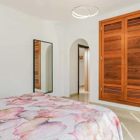 Puerto Del Carmen Sleeps 6 Air Con Wifi Вилла Пуэрто дель Кармен