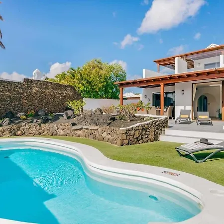 Villa Puerto Del Carmen Sleeps 6 Air Con Wifi *
