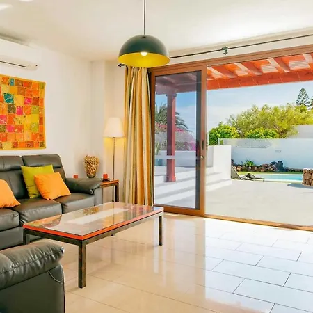 Puerto Del Carmen Sleeps 6 Air Con Wifi Villa